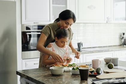 Madre e hija cocinando.