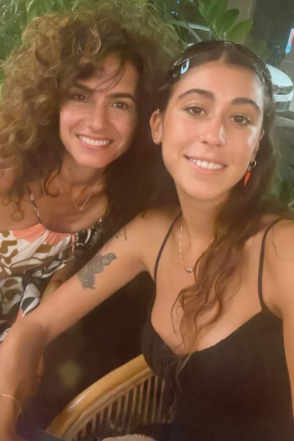 Madre e hija, antes de despedirse. Renata regresará a Barcelona para continuar con su proyecto artístico y su mamá debutará este mes en el teatro con una propuesta de Javier Daulte y Mariano Stolkiner sobre una trabajadora de un frigorífico industrial de carne.