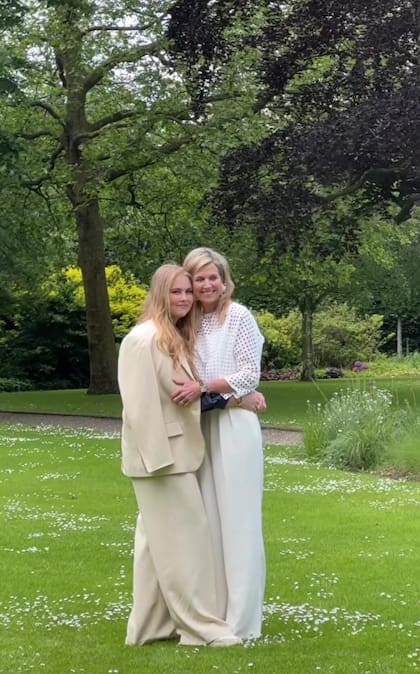 Madre e hija coordinaron sus looks en tonos claros.
