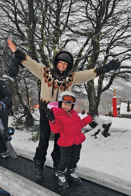 Madre e hija, disfrutando de la nieve