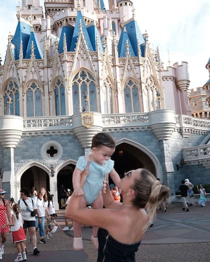 Madre e hija en el castillo de Cenicienta en Magic Kingdom (Foto: Instagram @soficalzetti)