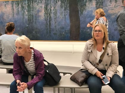 Madre e hija hipnotizadas frente a la obra de Monet