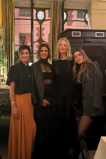 Madre e hija junto a Charlotte Barbotin-Larrieu y Delphine Arnault, presidenta de Dior Couture