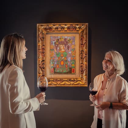 Madre e hija junto a una de las obras de arte del hotel.