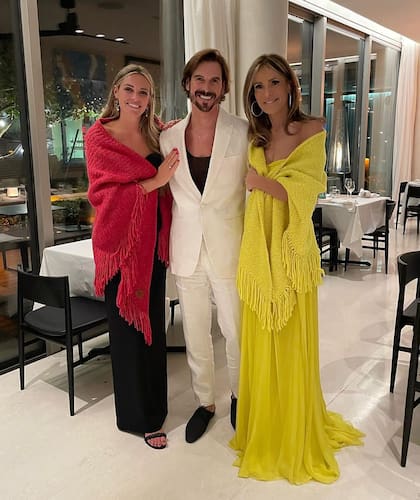 Madre e hija junto a uno de los selectos invitados, el ex modelo y presentador de televisión Daniel Lombardi.