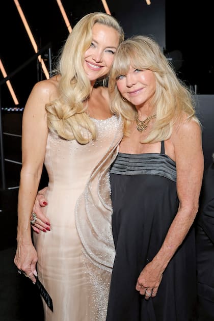 Madre e hija. Kate Hudson rindió homenaje al brillo del Hollywood dorado con un diseño en rosa champagne de Armani Privé con pedrería. Lo complementó con diamantes de Harry Winston. Su madre, Goldie Hawn, rescató de su ropero un vestido lencero negro con escote plisado y falda larga con volados
que ya había usado en 2021, y lo accesorizó con un llamativo collar