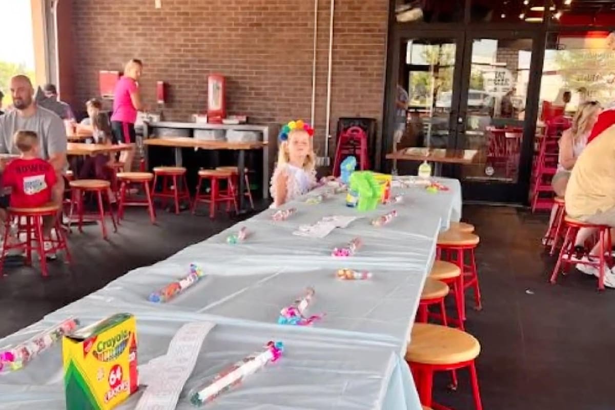 Madre e hija organizaron una gran fiesta en Keller, Texas, y nadie asistió, pero todo cambió después de una publicación en Facebook