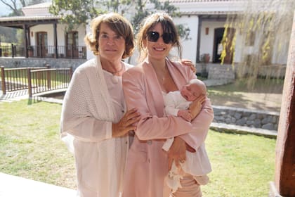Madre e hija posan con la abuela Lizzie.