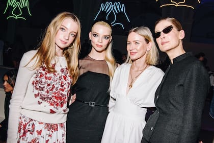 Madre e hija posan junto a Anya Taylor-Joy y Rosamund Pike.