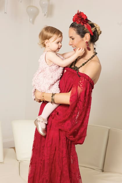 Madre e hija posando juntas en una foto llena de ternura