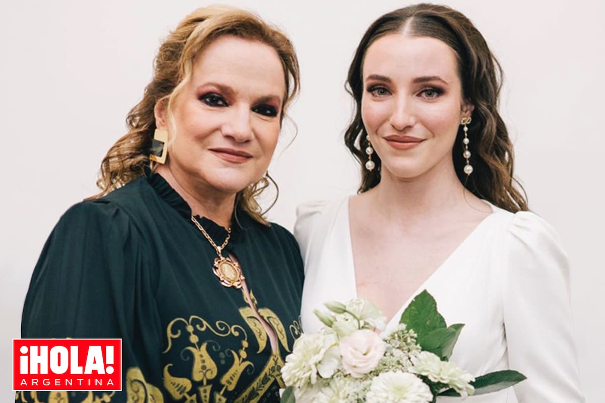 Madre e hija, radiantes, posando juntas el día de la gran fiesta de casamiento