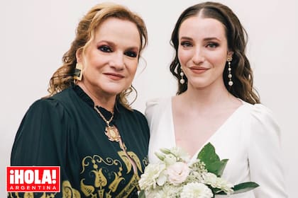 Madre e hija, radiantes, posando juntas el día de la gran fiesta de casamiento