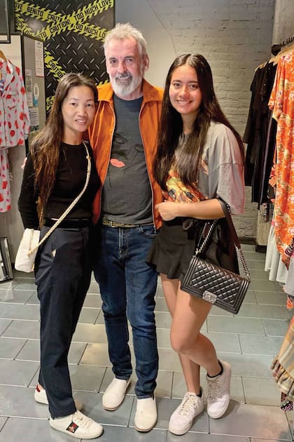 Madre e hija visitaron la tienda del reconocido diseñador Benito Fernández, gran amigo de Phiangphathu.