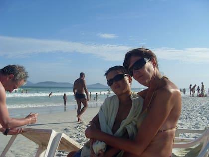 Madre e hijo disfrutando de unas vacaciones en la playa.
