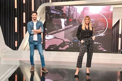Madre e hijo en 2018, en Telenueve. “A la gente le encantó la dinámica que había entre nosotros. Juani tiene un carisma especial. Presentaba informes diciéndome ‘Hola, ma’”, evoca ella.