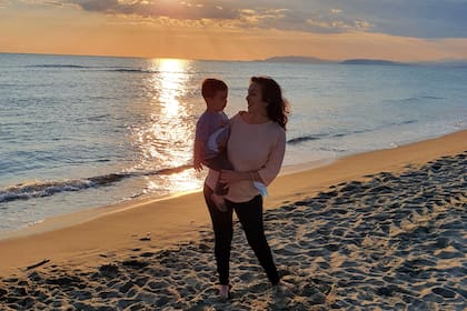 Madre e hijo en Viareggio, una ciudad italiana situada en la provincia de Lucca, Toscana.