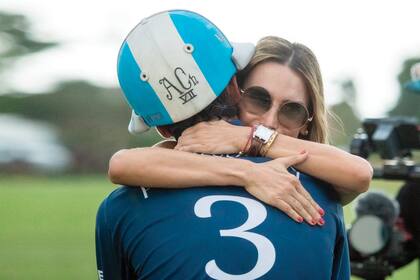 Madre e hijo, muy emocionados por el triunfo.