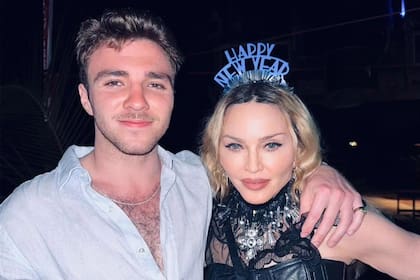 Madre e hijo recibiendo el 2024.