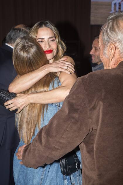 Madre orgullosa. La modelo y empresaria abraza tiernamente a su hija menor.