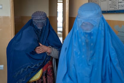 Madres con bebés que sufren de desnutrición esperan para recibir ayuda en Kabul, Afganistán