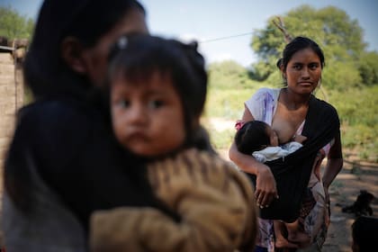 Madres con sus niños en el paraje La Puntana.