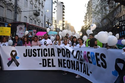 Ya hubo cuatro marchas para pedir justicia por la muerte de cinco bebés entre marzo y junio en el Hospital Materno Neonatal