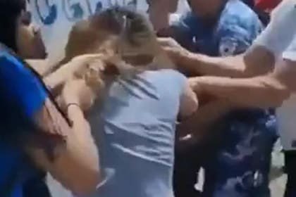 Madres y alumnas protagonizaron una feroz pelea a la salida de un colegio en La Plata