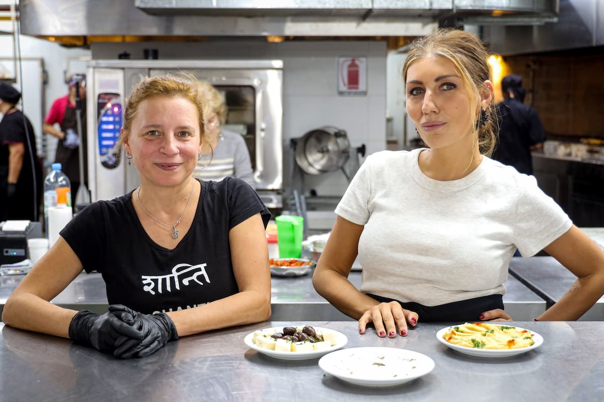 Madres y padres de los alumnos de quinto año son los responsables de la cocina del restaurante de la Unión General Armenia de beneficencia.