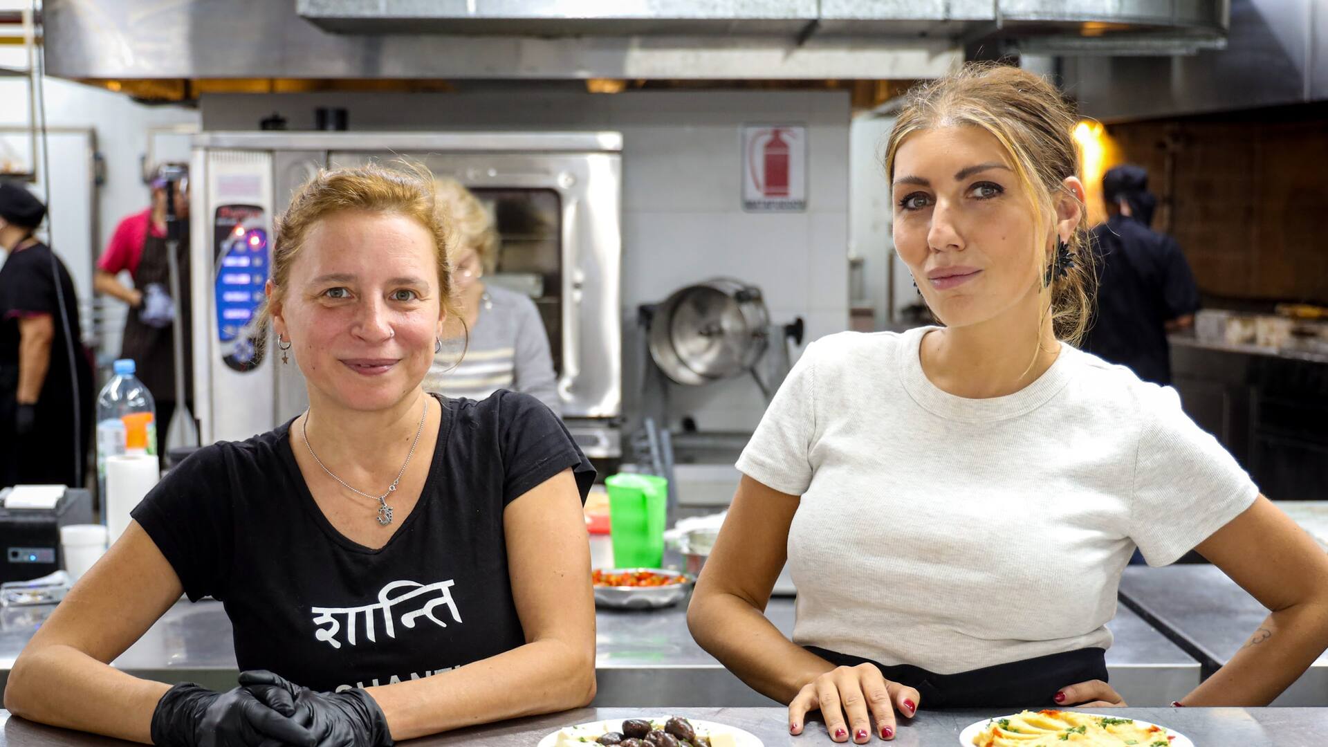 Madres y padres de los alumnos de quinto año son los responsables de la cocina del restaurante de la Unión General Armenia de beneficencia.