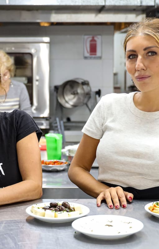 Madres y padres de los alumnos de quinto año son los responsables de la cocina del restaurante de la Unión General Armenia de beneficencia.