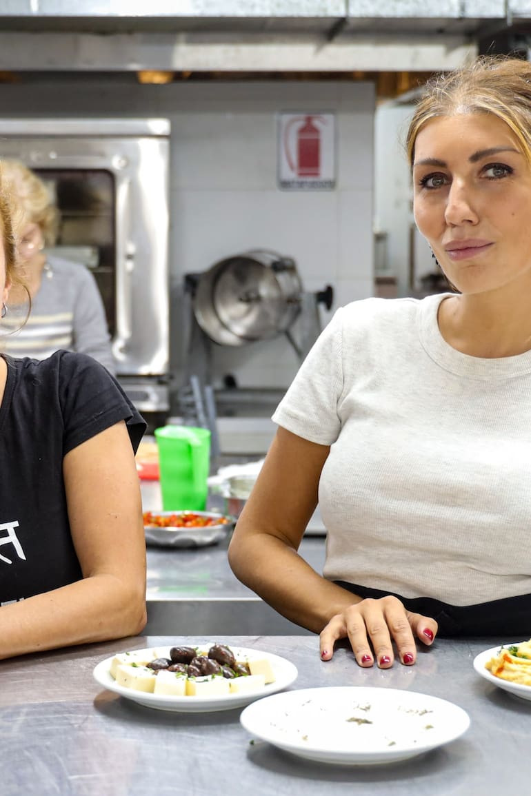 Madres y padres de los alumnos de quinto año son los responsables de la cocina del restaurante de la Unión General Armenia de beneficencia.
