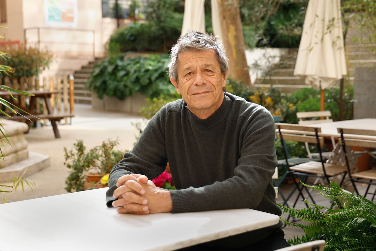 MADRID, 04/03/2026.- El francÈs Emmanuel CarrËre, uno de los grandes autores contempor·neos y referente de la no ficciÛn con obras como 'El adversario', 'Limonov' o 'Una novela rusa', ahonda en la exploraciÛn familiar de sus antepasados en 'KoljÛs' (Anagrama), su nueva novela, ganadora del Prix MÈdicis y finalista del Goncourt, que este martes presenta en Madrid. EFE/ Maria Aguilella Pardo