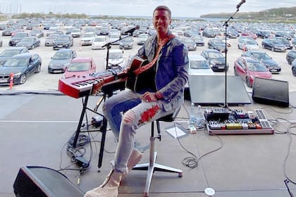 Mads Langer frente a su audiencia, que lo siguió desde arriba de sus vehículos.Captura de pantalla
