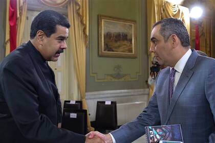 Maduro, ayer, en su encuentro con el presidente de la Corte, Maikel Moreno, en Caracas