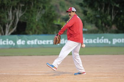 Maduro, ayer, jugando al béisbol en la base militar de Fuerte Tiuna, en Caracas