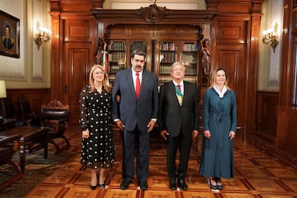 Maduro con su mujer, Cilia Flores, junto a López Obrador y su mujer, Beatriz Gutiérrez Muller