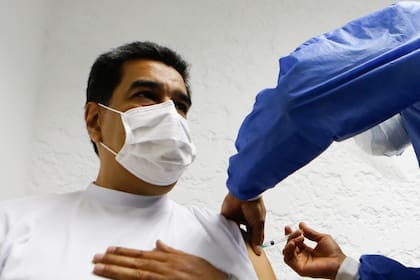 Maduro, cuando se aplicó la primera dosis de la vacuna