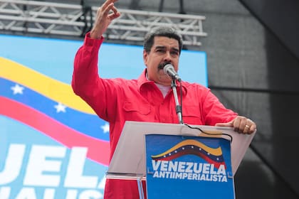 Maduro denunció que los gobiernos de derecha pretenden acorralarlo