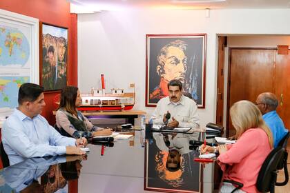 Maduro, durante una reunión en el Palacio de Miraflores, con miembros de su gobierno