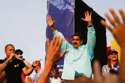 Mientras la UE pidió la suspensión inmediata de los comicios, Santos advirtió que la nueva Constitución que prepara el gobierno de Maduro busca "abolir el sufragio universal"