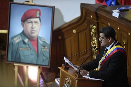 Maduro frente a un cuadro de Chávez (Federico PARRA / AFP)