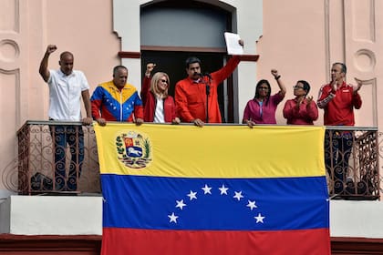 Maduro junto a su esposa Cilia Flores, la vicepresidenta Delcy Rodriguez y Diosdado Cabello (Photo by Luis ROBAYO / AFP)