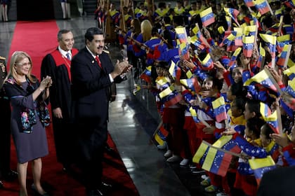 Maduro, junto a su mujer, Cilia Flores, saludó a un grupo de estudiantes durante la ceremonia de ayer en Caracas