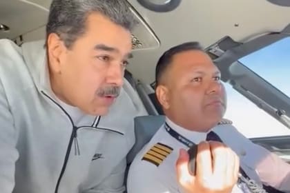 Maduro junto al piloto Bitner Villegas en la cabina de un avión