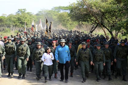 Maduro marcha junto a un grupo de militares en un centro de entrenamiento en el estado de Cojedes
