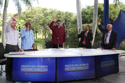 Maduro, rodeado de pastores durante un acto en Caracas