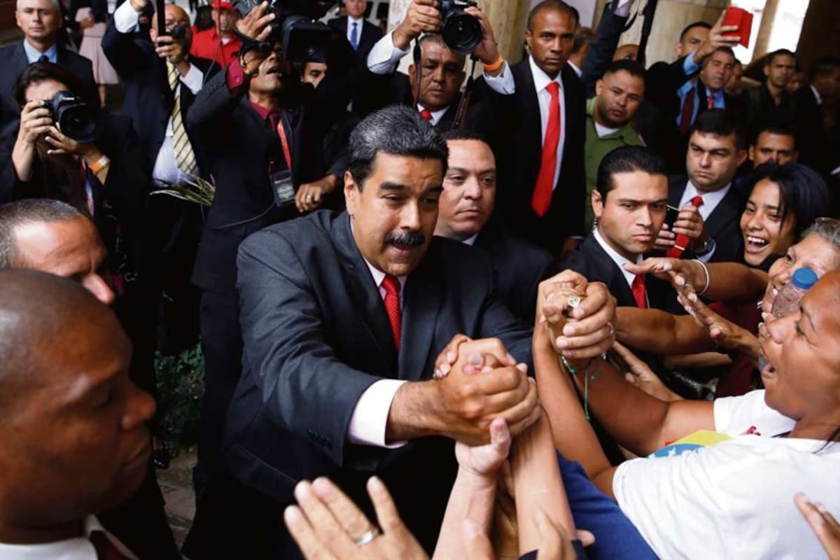 Maduro saluda a sus seguidores tras recibir ayer la notificación de su triunfo el domingo por parte del Consejo Nacional Electoral, controlado por el chavismo