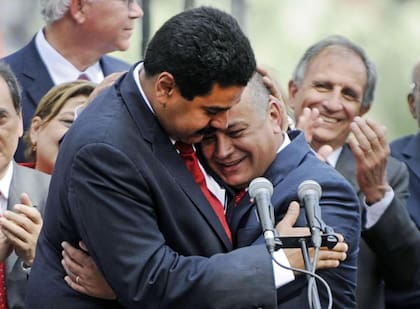 Maduro y Cabello se abrazan en un acto de Gobierno en los meses previos a la muerte de Chávez, el 5 de marzo de 2013
