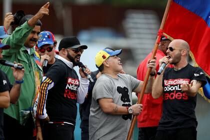 Maduro y Maradona, en el escenario del cierre de campaña del chavismo