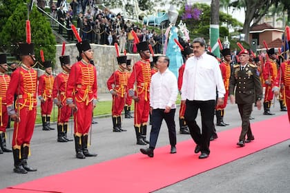 Maduro y Petro ingresan al palacio presidencial de Miraflores